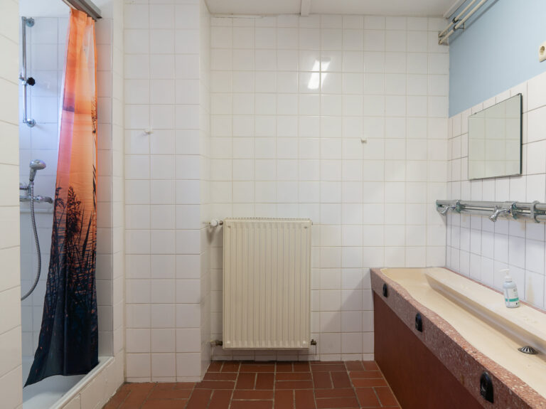 Sani­tär­be­reich im Versorgungsbungalow